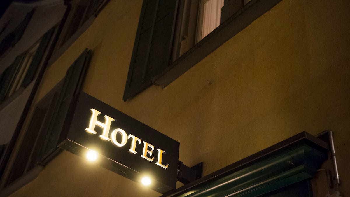 Sozialhilfe Zug: Staat zahlt 5'500 Franken Hotel statt günstigere Wohnung