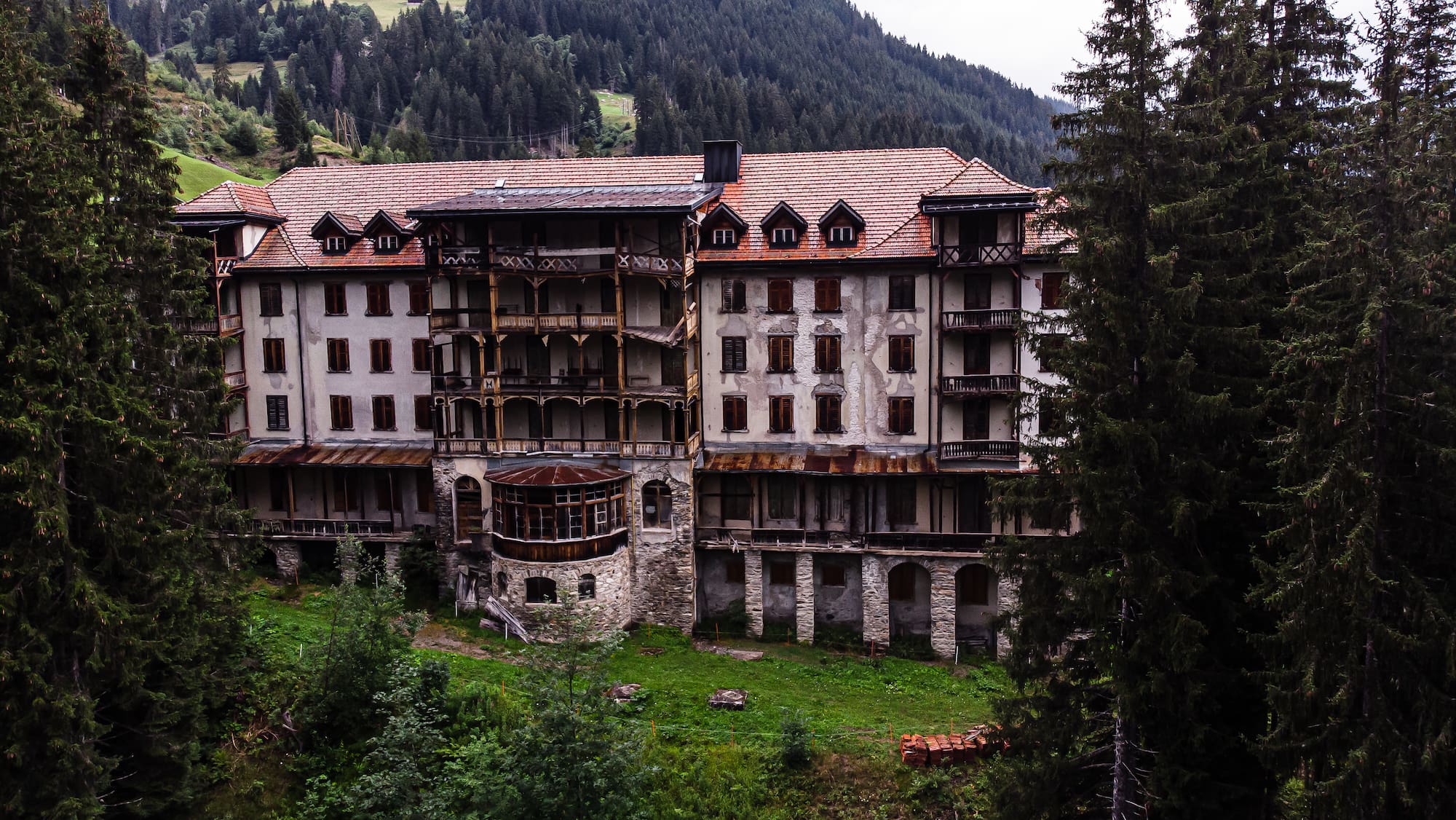 50 Jahre leer: Zürcher wollen Bündner Geister-Hotel retten