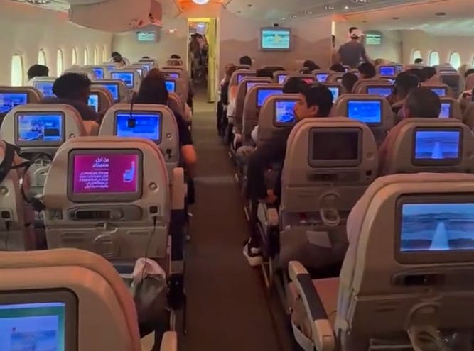 Emirates-Flug umgeleitet: 373 Passagiere sitzen zehn Stunden im Flugzeug fest